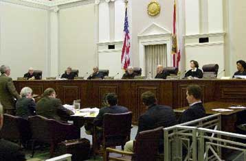 Καθυστερεί η απόφαση για τη νομιμότητα της διά χειρός ανακαταμέτρησης στη Φλόριντα