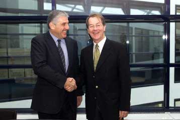 Την Τρίτη θα συζητήσει ο Γ.Παπαντωνίου με το Γερμανό ομόλογό του για τις αποζημιώσεις στα θύματα των