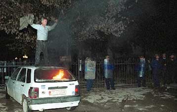 Σκηνές του 98 θύμισε συγκέντρωση υποστηρικτών του Μπερίσα στα Τίρανα