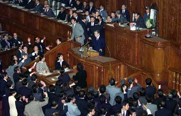 Απορρίφθηκε η πρόταση μομφής κατά του Ιάπωνα πρωθυπουργού