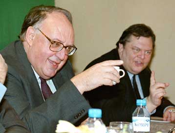 Ο Ευάγγελος Βενιζέλος νέος υπουργός Πολιτισμού<i>Με αιχμές παρέδωσε ο Θ.Πάγκαλος</i>