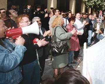 Απεργούν τη Δευτέρα οι εργαζόμενοι στη ΔΕΗ<i>Στους δρόμους και οι φοιτητές Ιατρικής</i>