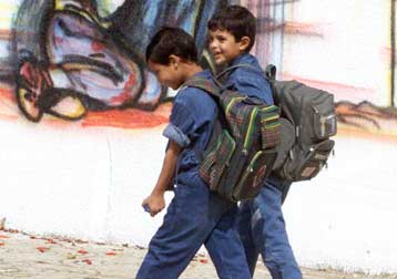 Δύο νεκροί και τουλάχιστον οκτώ τραυματίες από έκρηξη σε σχολικό λεωφορείο στη Λωρίδα της Γάζας<