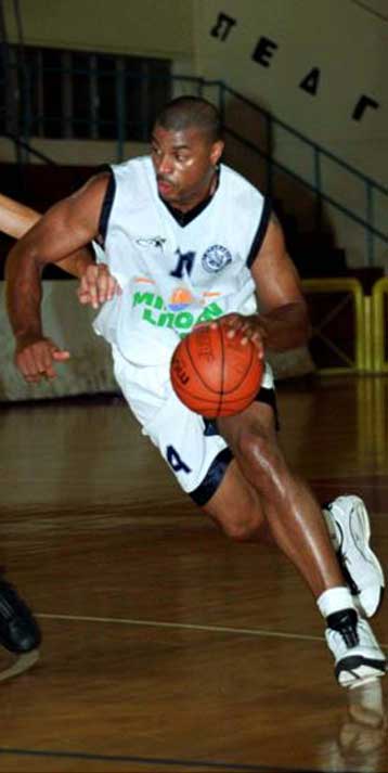 Με τον Χέντριξ ενορχηστρωτή το Ηράκλειο 103-91 το Μακεδονικό