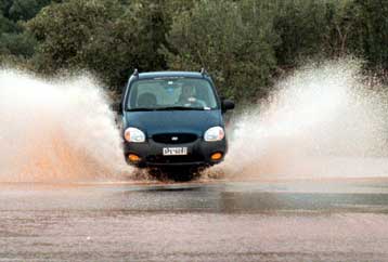 Μία γυναίκα νεκρή από τα έντονα καιρικά φαινόμενα