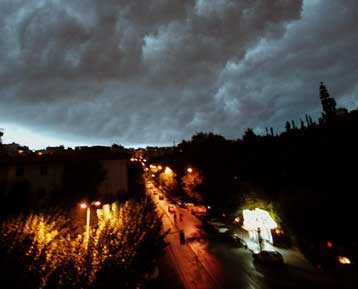 Έντονα προβλήματα στην Αθήνα από την ξαφνική μπόρα <i>Αυτοκίνητο καταπλακώθηκε στη Κακιά Σκάλα α