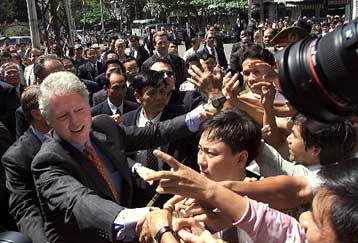 Θερμή υποδοχή επιφύλαξαν οι κάτοικοι του Χο Τσι Μινχ στον Κλίντον