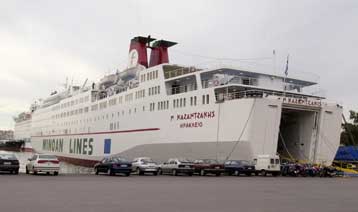 Έληξε η ταλαιπωρία των 563 επιβατών του Καζαντζάκης που είχε προσαράξει σε αβαθή στο Ηράκλειο