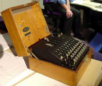 Οι βρετανικές Αρχές ανακρίνουν έναν ύποπτο για την υπόθεση της κλοπής του Enigma