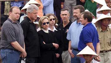 Δάκρυα από τον Κλίντον για τους «χαμένους ήρωες του Βιετνάμ»<i>Ιστορική συνάντηση με τον γγ του