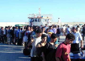 Λαθρομετανάστες και δουλέμποροι στην τσιμπίδα του Λιμενικού στα ανοιχτά της Αναβύσσου