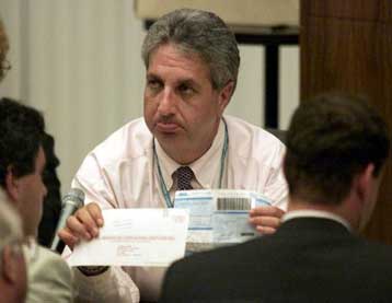 Aνοίγει η ψαλίδα υπέρ του Μπους με την καταμέτρηση των επιστολικών ψήφων στη Φλόριντα<i>O Γκορ φ