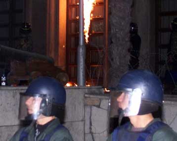 Συγκέντρωση με μολότοφ από τους υποστηρικτές του Μπερίσα στα Τίρανα