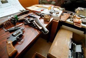 Στον ανακριτή η σπείρα που φέρεται ότι τοποθετούσε βόμβες σε καταστήματα ανταγωνιστών