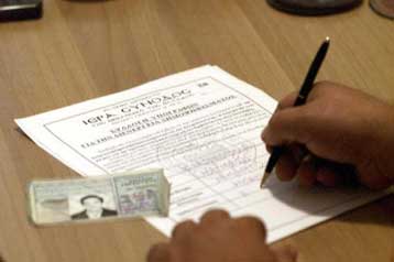 Κοινοτάρχης αρνήθηκε να χορηγήσει πιστοποιητικό για ταυτότητα, επειδή δεν θα αναγραφόταν το θρήσκευμ