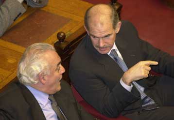 Ένταση στη Βουλή μεταξύ Γ.Παπανδρέου και Γ.Καρατζαφέρη για τις ελληνοαλβανικές σχέσεις