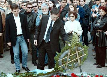 Πολιτικοί και πολίτες συρρέουν στο Πολυτεχνείο<i>Στεφάνι στον τάφο του Δ.Κομνηνού κατέθεσε ο πρω