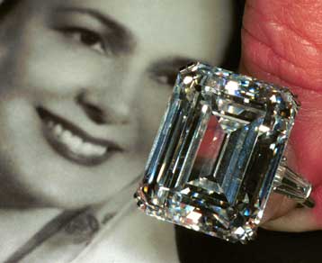 Πωλήθηκαν τα κοσμήματα της χήρας του Αγά Χαν<i>Σχεδόν τα δύο δισ. δραχμές έφτασε η τιμή τους</i>