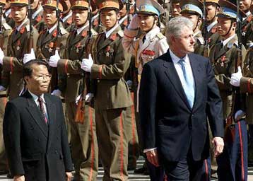 Ο Κλίντον αποτίνει φόρο τιμής στη μνήμη των νεκρών του πολέμου του Βιετνάμ