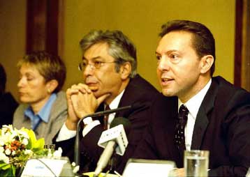 Τρεις επιμέρους συμφωνίες υπέγραψαν η Εμπορική Τράπεζα με την Credit Agricole