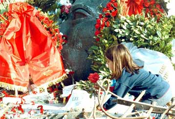 Κορυφώνονται οι εκδηλώσεις μνήμης για την 27η επέτειο του Πολυτεχνείου<i>Πορεία στο κέντρο της Α