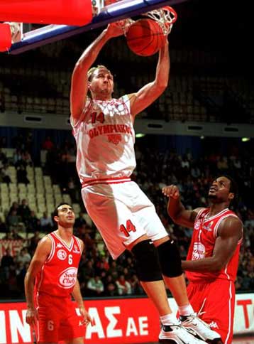 Περαιτέρω βελτίωση ζήτησε από τους παίκτες του Ολυμπιακού ο Ηλίας Ζούρος