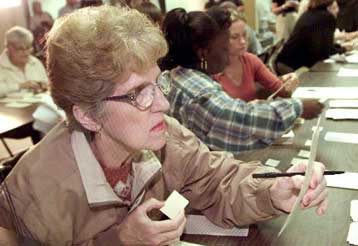 Πόλεμος ανακοινώσεων Δημοκρατικών και Ρεπουμπλικάνων εν αναμονή των επιστολικών ψήφων