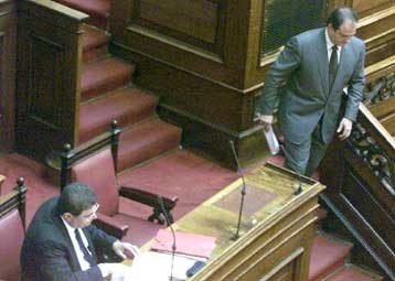 Με τις ψήφους των βουλευτών του ΠΑΣΟΚ εγκρίθηκε το νομοσχέδιο για τις τηλεπικοινωνίες