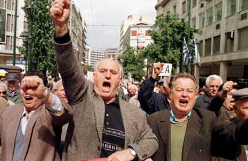 Πορεία συνταξιούχων για το επίδομα θέρμανσης και το ασφαλιστικό