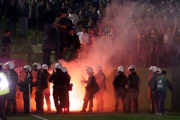 Ευθύνες στην αστυνομία επέρριψε ο Ολυμπιακός κατά την απολογία του