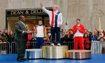 Απονομή χρυσού Ολυμπιακού μεταλλίου στον αέρα στην αμερικανική τηλεόραση