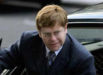 Προσωπικές στιγμές της ζωής του καταθέτει στο δικαστήριο ο Έλτον Τζον