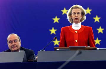 Οι γυναίκες γιορτάζουν τη σύνταξη της Ευρωπαϊκής Χάρτας Θεμελιωδών Δικαιωμάτων