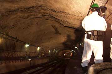 Καθυστερεί λόγω κακοκαιρίας το έργο της ανάσυρσης των νεκρών από τη σήραγγα των Αλπεων