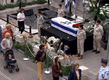 Διευρύνεται ο κύκλος του αίματος στη Μέση Ανατολή<i>Το Ισραήλ αποτίνει τον ύστατο φόρος τιμής στ