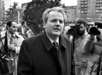 Αρνητική η πλειονότητα των Γιουγκοσλάβων στην παραπομπή Μιλόσεβιτς στη Χάγη