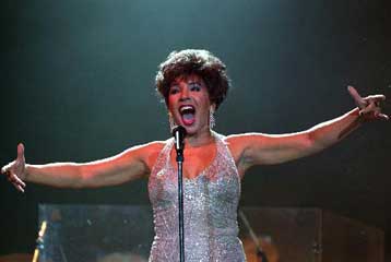 Σε εγχείρηση υποβάλλεται η Σίρλεϊ Μπάσεϊ