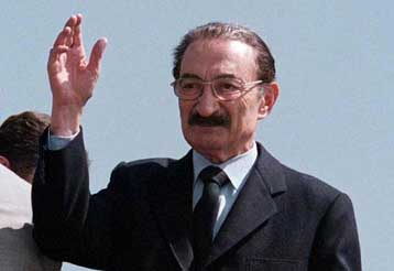 Ανοιχτός ο Ετζεβίτ σε ραδιοτηλεοπτικές εκπομπές στα κουρδικά<i>Διαφωνoύν Τσακμάκογλου και Μπαχτσ