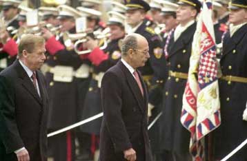 To κλειδί της Πράγας παρέλαβε ο Κ.Στεφανόπουλος