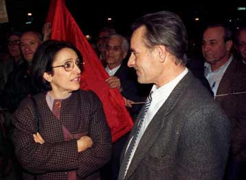 Σκληρή απάντηση ΚΚΕ μέσω Ριζοσπάστη στη θέση Κωστόπουλου για παραίτηση της Αλ.Παπαρήγα