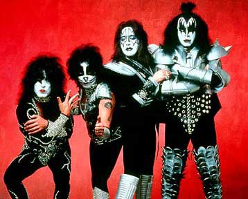 Στα δικαστήρια οι Kiss εξαιτίας του «χόμπι» τους να σπάνε τις κιθάρες τους