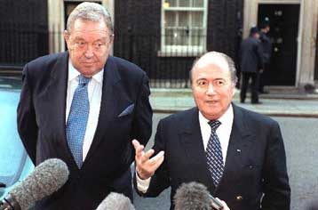 Ο Αγγλος πρωθυπουργός είναι εναντίον της απελευθέρωσης των μεταγραφών