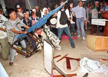 Πολέμιοι του Ουαχίντ προκαλούν εκτεταμένες καταστροφές στο ινδονησιακό Κοινοβούλιο