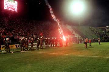 «Καταστροφή» στη Λεωφόρο, περίπου 14 εκατομμύρια δραχμές οι ζημιές<I>2.100 σπασμένα καθίσματα</I