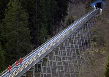 Ανασύρθηκαν τα πρώτα θύματα του δυστυχήματος στις Αλπεις<i>Νεκρή και η παγκόσμια πρωταθλήτρια νε