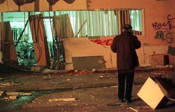 Εκρήξεις βόμβας συγκλονίζουν Βούλα και Μεταμόρφωση, χωρίς να υπάρξουν θύματα</b><i>Οι Επαναστατι