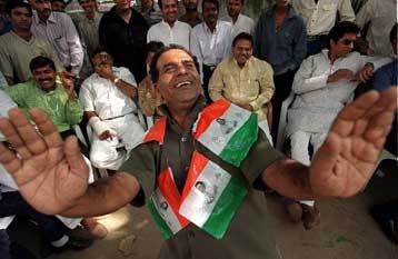 Νέο ηγέτη ψηφίζει το Κόμμα του Κογκρέσου εν μέσω συμπλοκών στην Ινδία<i>Σίγουρη η νίκη της Σόνια