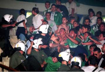 Σοβαρά επεισόδια πριν από το ντέρμπι Παναθηναϊκού – Ολυμπιακού στη Λεωφόρο