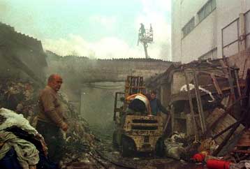 Μαύρα σύννεφα σκεπάζουν τον αθηναϊκό ουρανό από πυρκαγιά στην Ακαδημία Πλάτωνος