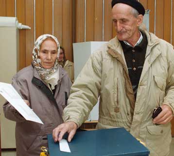 Αρχισε η καταμέτρηση των ψήφων στη Βοσνία</b><i>Τρία κόμματα προαναγγέλλουν θρίαμβο πριν από τα